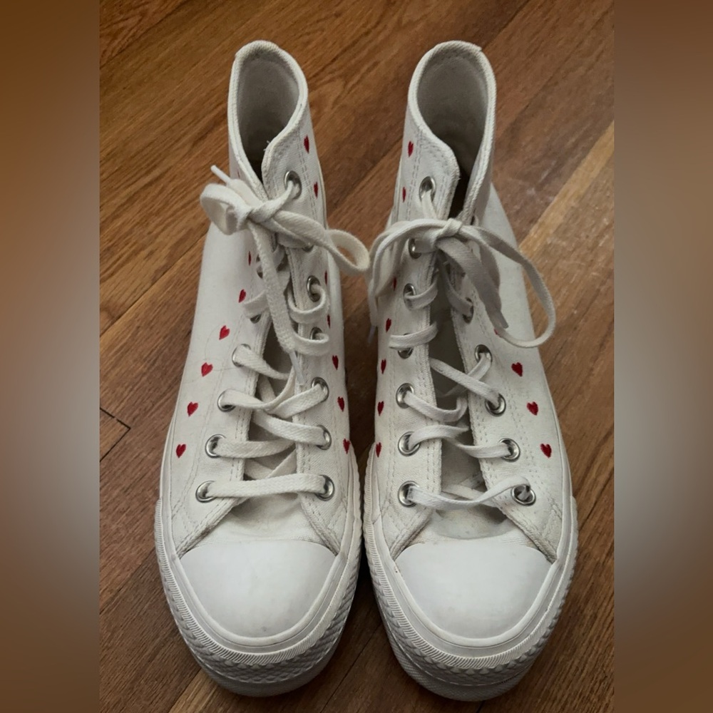 Size 7.5 women’s, Valentines converse (not sold anymore) worn maybe 5-6 times.